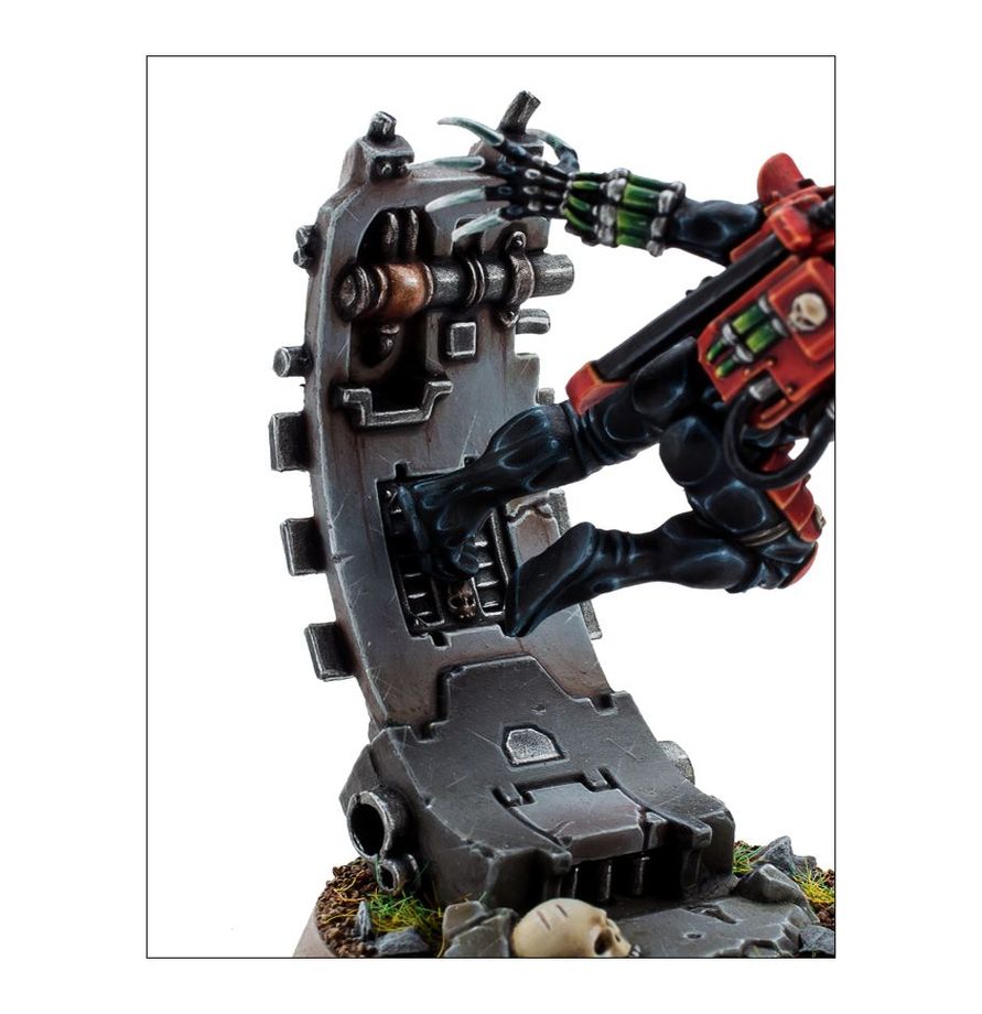 Eversor Assassin – figurka Warhammer 40,000, detal głowy i maski
