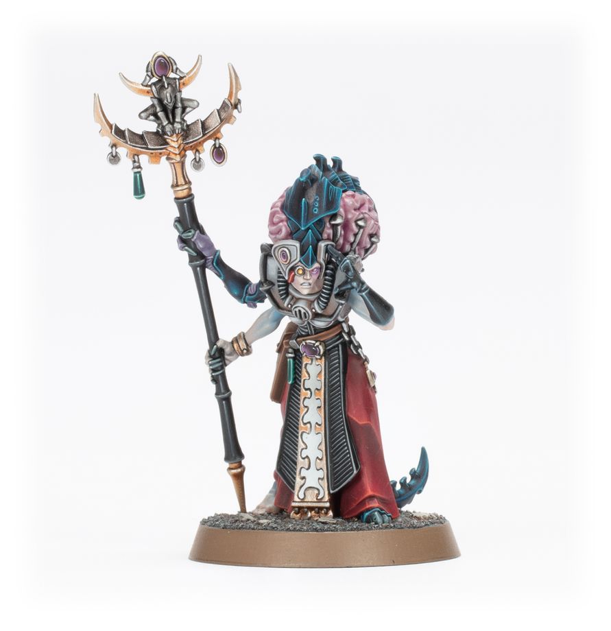 Benefictus - widok z przodu szary pancerz różowy mózg czerwona szata kostur z rogami i turkusowe szpony Genestealer Cults Warhammer 40000