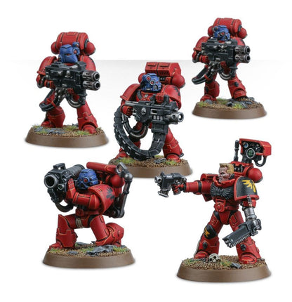 Devastator Squad Blood Angels - widok grupowy 5 modeli czerwona zbroja z czarnymi detalami: 3 Devastatorzy z grav-cannon czarna z łańcuchem i czaszką; 1 Devastator z multi melta czarna z zielonym klejnotem w pozycji klęczącej; Sergeant bez hełmu blond włosy bolt pistol w prawej ręce chainsword w lewej żółty orzeł na czarnym naramienniku brązowe okrągłe podstawki Space Marines Warhammer 40000