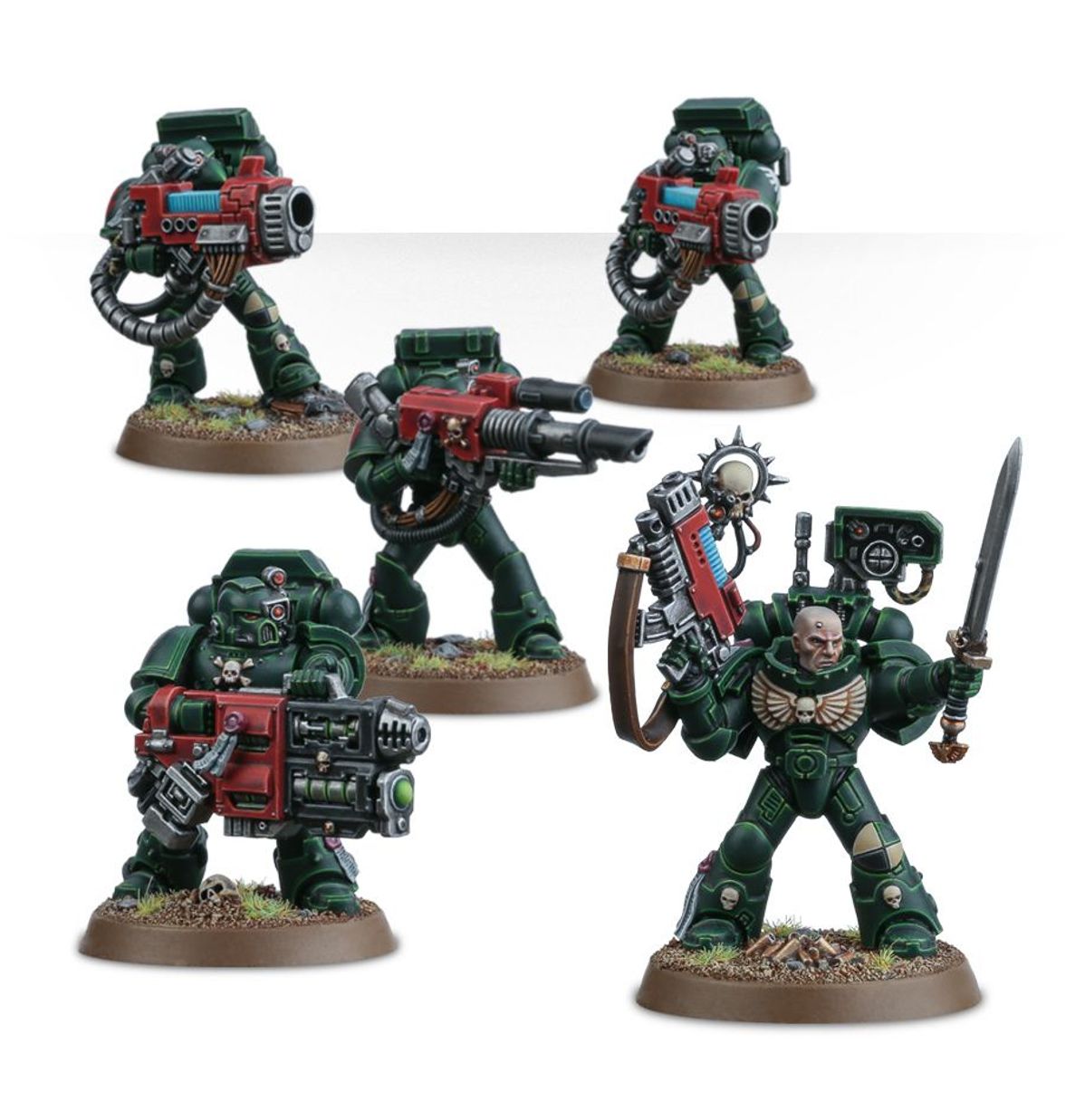 Devastator Squad Dark Angels - widok grupowy 5 modeli ciemnozielona zbroja: 3 Devastatorzy z grav-cannon czerwona z niebieskim klejnotem i czarną lufą; 1 Devastator z multi melta czerwona z zielonym klejnotem; Sergeant łysy bez hełmu power sword srebrny w prawej ręce combi-weapon z niebieskim klejnotem w lewej złoty orzeł z czaszką na piersi brązowe okrągłe podstawki Space Marines Warhammer 40000