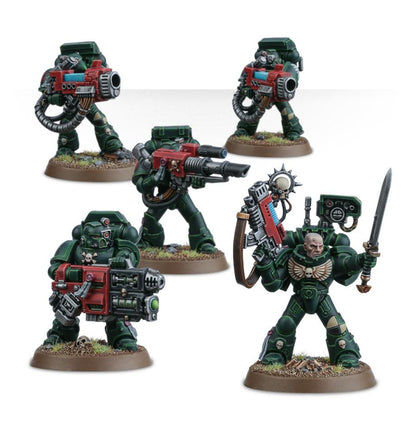 Devastator Squad Dark Angels - widok grupowy 5 modeli ciemnozielona zbroja: 3 Devastatorzy z grav-cannon czerwona z niebieskim klejnotem i czarną lufą; 1 Devastator z multi melta czerwona z zielonym klejnotem; Sergeant łysy bez hełmu power sword srebrny w prawej ręce combi-weapon z niebieskim klejnotem w lewej złoty orzeł z czaszką na piersi brązowe okrągłe podstawki Space Marines Warhammer 40000