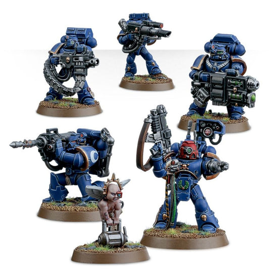 Devastator Squad Ultramarines - widok grupowy 5 modeli granatowa zbroja grav-cannon z łańcuchem i czaszką lascannon z czerwonym okiem multi melta z zielonym klejnotem Centurion z missile launcher w pozycji klęczącej Sergeant z czerwonym hełmem i zielonym wieńcem cherub z szarymi skrzydłami Space Marines Warhammer 40000