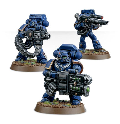 Devastator Squad Ultramarines - 3 modele Devastator z grav-cannon czarna z łańcuchem i czaszką Devastator z lascannon długa czarna lufa z czerwonym okiem w pozycji strzeleckiej Devastator z multi melta czarna z zielonym klejnotem czerwone sensory na hełmach Space Marines Warhammer 40000