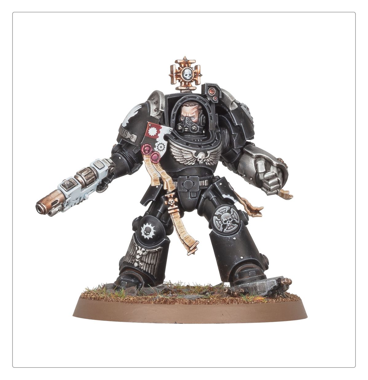Captain in Terminator Armour Deathwatch - widok z przodu czarna zbroja terminator srebrne detale plasma gun w lewej ręce power fist w prawej czerwono-szara tarcza naramienna złoty orzeł na piersi brązowa podstawka Warhammer 40K