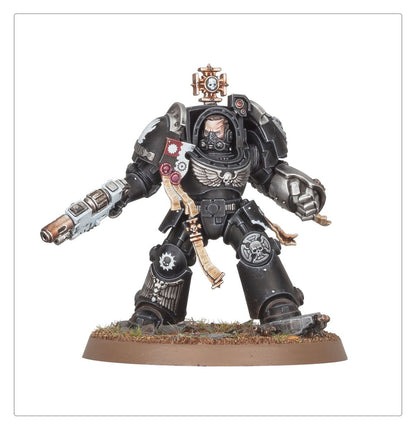 Captain in Terminator Armour Deathwatch - widok z przodu czarna zbroja terminator srebrne detale plasma gun w lewej ręce power fist w prawej czerwono-szara tarcza naramienna złoty orzeł na piersi brązowa podstawka Warhammer 40K