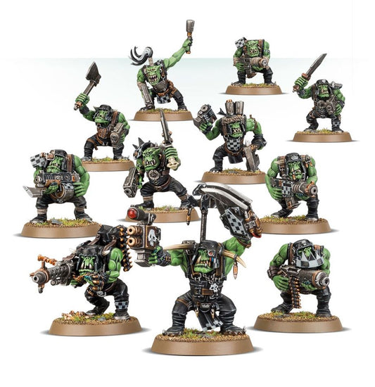 Ork Boyz - widok grupowy 11 modeli zielona skóra czarne kombinezony sluggi choppas shoota heavy weapon brązowe podstawki Warhammer 40000