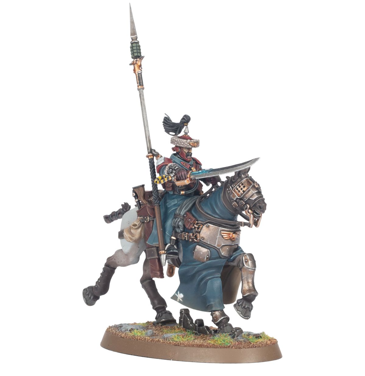 Attilan Rough Rider Sergeant - widok z przodu szary futrzany kołpak z czarnym pióropuszem i srebrnym kolcem ciemnoniebieska peleryna bordowe naramienniki hunting lance z srebrnym ostrzem pionowo szabla z szerokim srebrnym ostrzem czarny koń z szarą zbroją na głowie brązowa owalna podstawka Astra Militarum Warhammer 40000