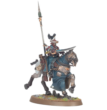 Attilan Rough Rider Sergeant - widok z przodu szary futrzany kołpak z czarnym pióropuszem i srebrnym kolcem ciemnoniebieska peleryna bordowe naramienniki hunting lance z srebrnym ostrzem pionowo szabla z szerokim srebrnym ostrzem czarny koń z szarą zbroją na głowie brązowa owalna podstawka Astra Militarum Warhammer 40000