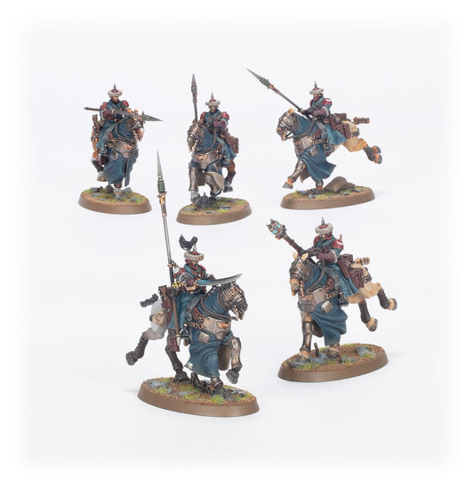 Attilan Rough Riders - widok grupowy 5 jeźdźców na koniach niebiesko-szare płaszcze szaro-brązowe zbroje 3 z hunting lance uniesioną ukośnie Sergeant z szablą i hunting lance konie w różnych pozach biegu brązowe owalne podstawki Astra Militarum Warhammer 40000