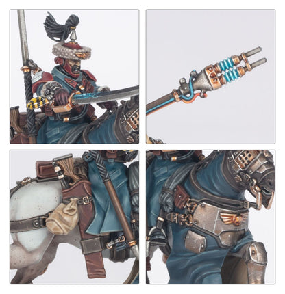Attilan Rough Rider Sergeant - 4 zbliżenia twarz z otwartymi ustami szary kołpak z czarnym pióropuszem szabla z turkusowym ostrzem i żółto-czarnym uchwytem końcówka hunting lance electrical goad z turkusową sprężyną i miedzianymi złączami tylna część konia z brązową sakwą i kaburami pas z szarymi metalowymi płytami i symbolem orła Astra Militarum Warhammer 40000