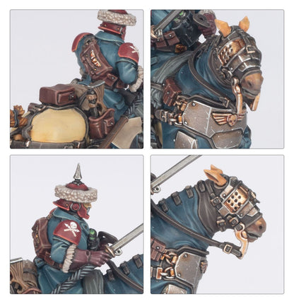 Attilan Rough Rider - 4 zbliżenia plecy jeźdźca niebieska peleryna bordowe naramienniki z symbolem orła brązowy plecak z sakwami głowa konia z szarą zbroją z symbolem czaszki i skrzyżowanych piszczeli Rough Rider z szarym kołpakiem i symbolem czaszki szabla w dół głowa konia z szarą zbroją z 9 otworami w siatce Astra Militarum Warhammer 40000
