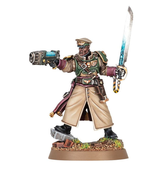 Cadian Castellan Astra Militarum - zielona zbroja czapka oficerska plasma pistol w lewej ręce power sword turkusowy w prawej kremowy płaszcz złoty orzeł na piersi brązowa podstawka Warhammer 40K