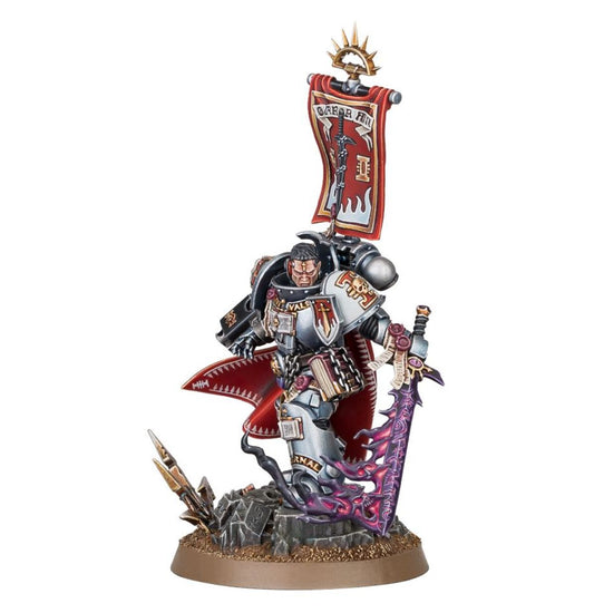 Castellan Crowe Grey Knights - widok z prawej szara zbroja power armour Black Blade of Antwyr fioletowo-różowy bordowy sztandar "Garran" czerwony płaszcz łysa głowa brązowa podstawka Warhammer 40K