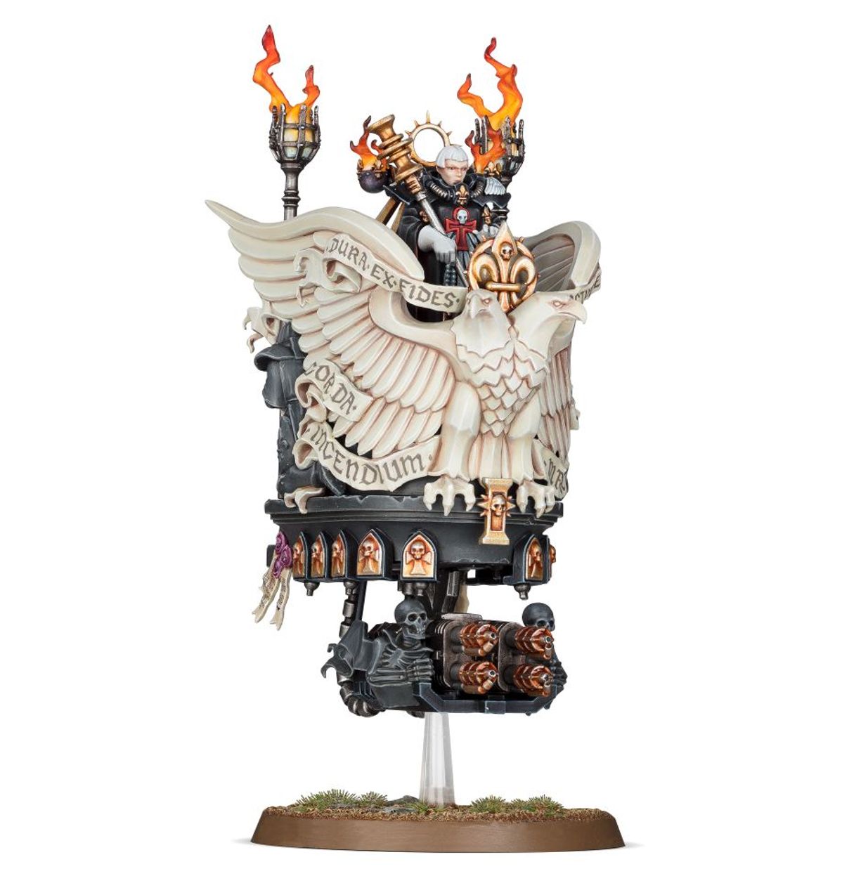 Junith Eruita Adepta Sororitas - widok z przodu czarna zbroja białe włosy Mace of Castigation złoty biały orzeł "Dura Ex Fides Corda Incendium" płonące pochodnie heavy flamers miedziane szkielet u podstawy podstawka owalna Warhammer 40K