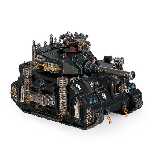 Castigator - widok z przodu czarny kadłub Castigator battle cannon gunner w białym hełmie z czerwoną peleryną złote zdobienia fleur-de-lys brązowe kolumny turkusowe klejnoty i symbol czaszki z krzyżem Adepta Sororitas Warhammer 40K