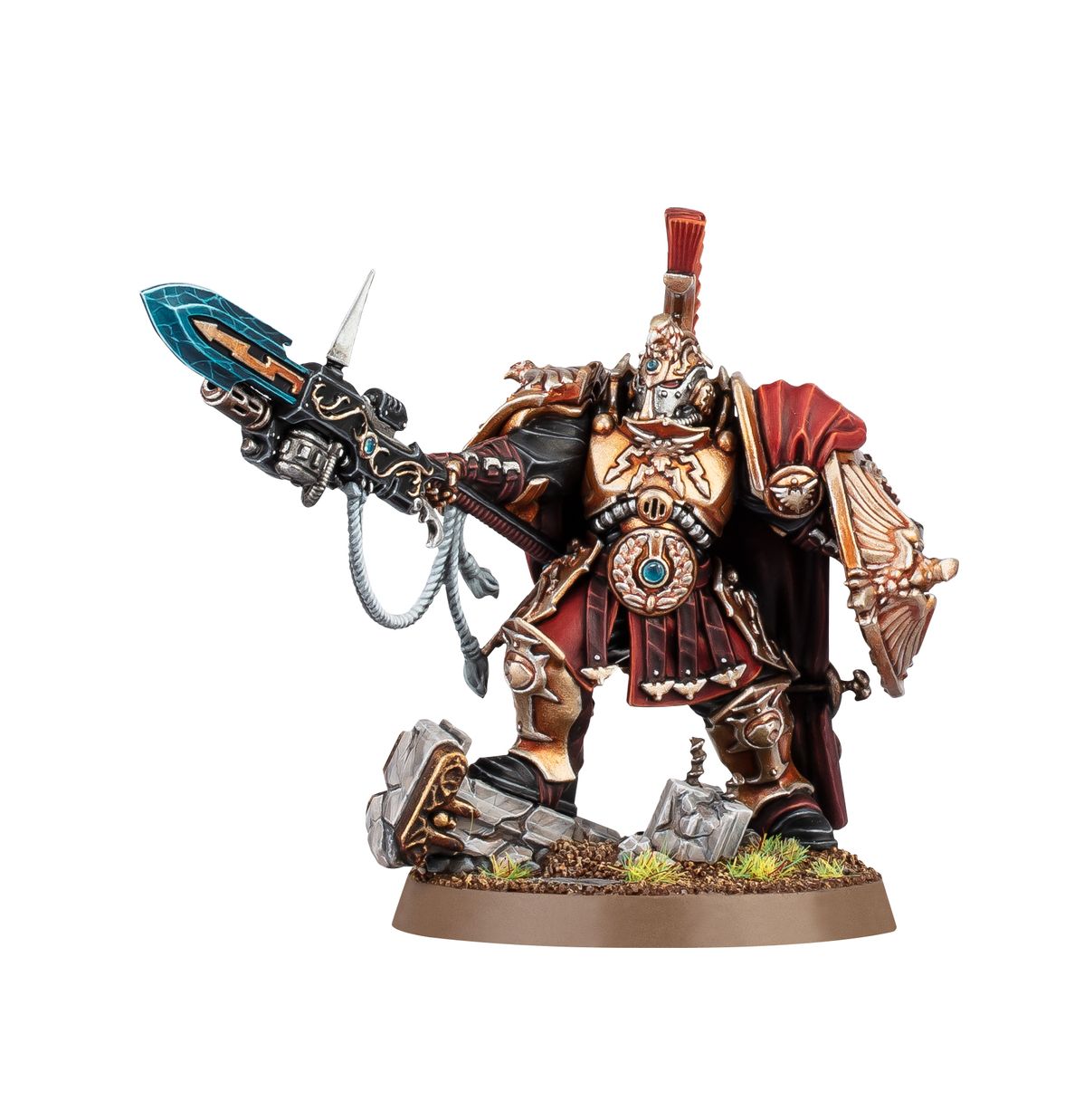 Shield-Captain Adeptus Custodes - widok z prawej złoto-brązowa zbroja Pyrithite Spear turkusowy w lewej ręce Praesidium Shield z orłem w prawej czerwony pióropusz czerwony płaszcz łysa głowa brązowa podstawka Warhammer 40K