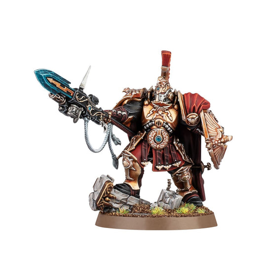 Shield-Captain Adeptus Custodes - widok z prawej złoto-brązowa zbroja Pyrithite Spear turkusowy w lewej ręce Praesidium Shield z orłem w prawej czerwony pióropusz czerwony płaszcz łysa głowa brązowa podstawka Warhammer 40K