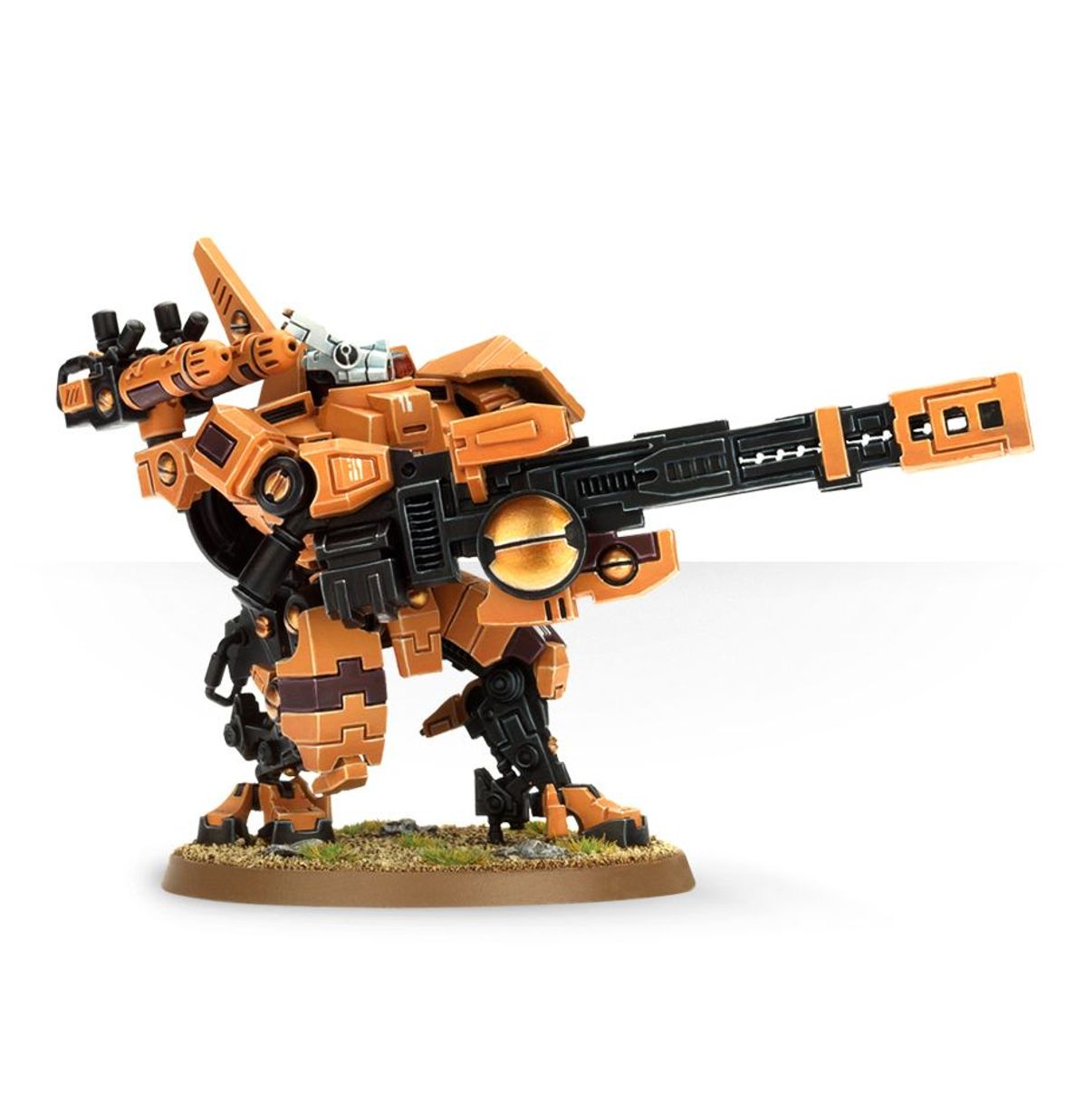 XV88 Broadside Battlesuit T'au Empire wariant Rail Rifle - widok z lewej pomarańczowo-brązowa zbroja z czarnymi detalami twin-linked rail rifle czarno-pomarańczowa z miedzianą kulą energetyczną skierowana ukośnie w górę w prawej ręce czarny particle accelerator na plecach czarno-pomarańczowe nogi z czarnymi stopami brązowa okrągła podstawka z żwirem i trawą T'au Warhammer 40000