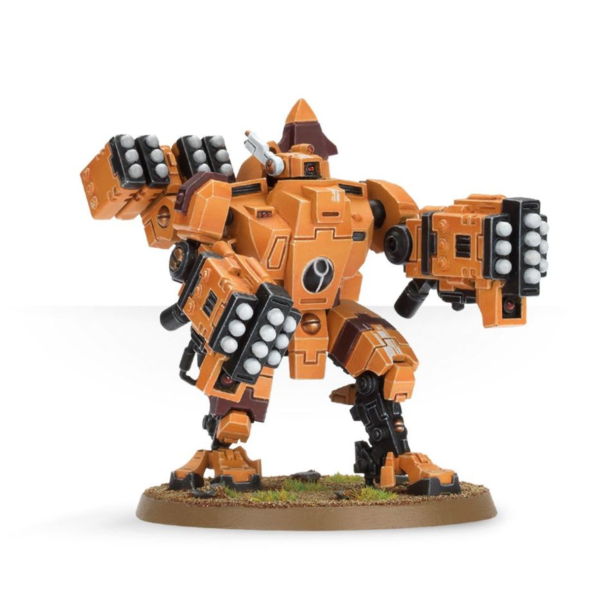 XV88 Broadside Battlesuit T'au Empire wariant High Yield Missile System - widok z przodu pomarańczowo-brązowa zbroja z czarnymi detalami dwa twin-linked high yield missile system pody czarno-pomarańczowe z 8 białymi rakietami każdy na obu ramionach uniesione czarny particle accelerator na plecach z pomarańczową anteną symbol kółka z kreskami na piersi brązowa okrągła podstawka z trawą T'au Warhammer 40000