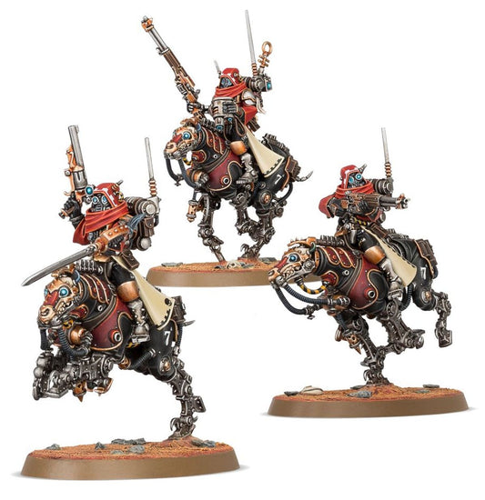 Serberys Raiders Adeptus Mechanicus - widok grupowy 3 modeli na mechanicznych quadrupedach czarno-bordowo-brązowych: lewy z cavalry sabre srebrnym w lewej ręce i galvanic carbine uniesionym w prawej; środkowy uniesiony na tylnych łapach z galvanic carbine uniesionym pionowo i cavalry sabre w lewej; prawy z galvanic carbine skierowanym poziomo; czerwone chusty na hełmach turkusowe oczy mechanicznych wierzchowców cyfra 7 na boku brązowe owalne podstawki Warhammer 40000