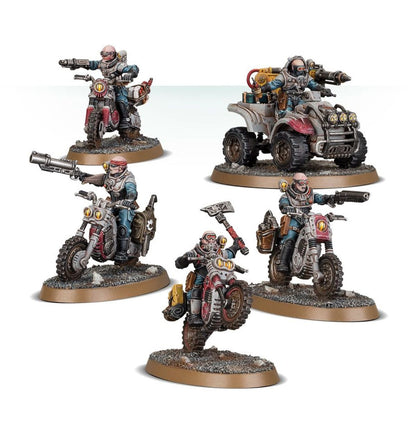 Atalan Jackals Genestealer Cults - widok grupowy 5 modeli: 4 jeźdźcy na szaro-bordowych dirtcycle z żółtymi reflektorami i 1 Wolfquad szaro-bordowy czterokołowy z mining laser żółto-szarym i czerwonym wężem; jeźdźcy w szaro-niebieskich kombinezonach z goglami i czerwonymi chustami; lewy górny z pistoletem uniesionym; lewy środkowy z shotgunem poziomo; środkowy dolny na tylnym kole z siekierą uniesionym; prawy dolny z pistoletem; brązowe owalne podstawki z żwirem Warhammer 40000