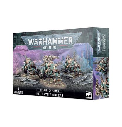Hernkyn Pioneers - pudełko Warhammer 40000 Leagues of Votann szaro-zielone ilustracja 3 Hernkyn Pioneers na turkusowych hovering trikach na fioletowym obcym terenie z kryształami środkowy z tylnym strzelcem i HYLas rotary cannon 3 Miniatures Games Workshop
