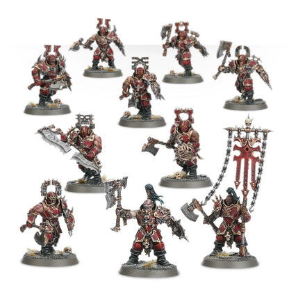 Blood Warriors Khorne - 10 modeli w czerwono-złotej zbroi z toporami Goreaxe, chorągiew z symbolem Khorne i czaszką na szczycie, champion z zielonymi włosami na pierwszym planie - Warhammer Age of Sigmar