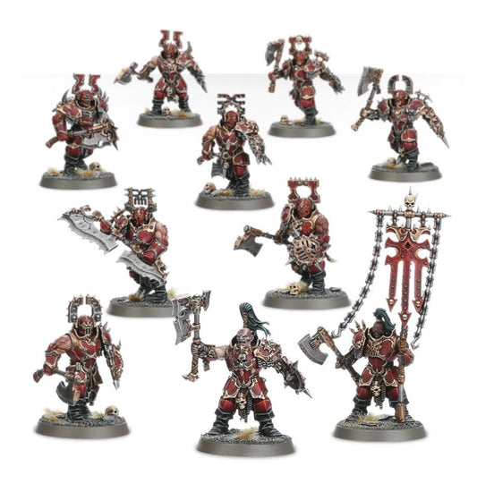 Blood Warriors Khorne - 10 modeli w czerwono-złotej zbroi z toporami Goreaxe, chorągiew z symbolem Khorne i czaszką na szczycie, champion z zielonymi włosami na pierwszym planie - Warhammer Age of Sigmar