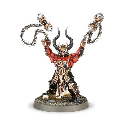 Wrathmongers champion - wojownik Khorne z czarnymi rogami i kościaną maską, czerwona zbroja z kościanym pancerzem frontowym z symbolem Khorne, dwa wrath-flails uniesione w górę w kształcie litery V - Warhammer Age of Sigmar