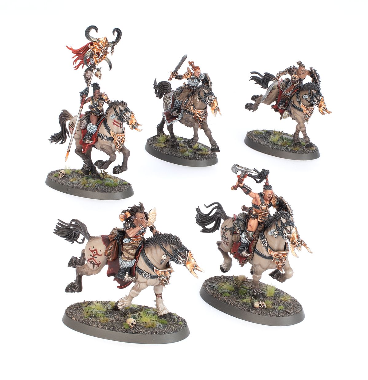 Darkoath Fellriders - 5 pomalowanych modeli Slaves to Darkness na szarych koniach z demoniczną zbroją: chorąży z totemem z rogami i czerwoną flagą (górny lewy), wojownik z mieczem (górny środkowy), wojownik z mieczem w dynamicznej pozie (górny prawy), wojownik z rogami na hełmie dmący w róg (dolny lewy), wojowniczka z siekierą unosząca ją w górę (dolny prawy) - Warhammer Age of Sigmar