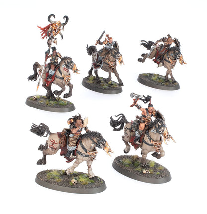 Darkoath Fellriders - 5 pomalowanych modeli Slaves to Darkness na szarych koniach z demoniczną zbroją: chorąży z totemem z rogami i czerwoną flagą (górny lewy), wojownik z mieczem (górny środkowy), wojownik z mieczem w dynamicznej pozie (górny prawy), wojownik z rogami na hełmie dmący w róg (dolny lewy), wojowniczka z siekierą unosząca ją w górę (dolny prawy) - Warhammer Age of Sigmar