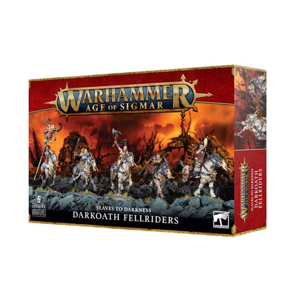 Slaves to Darkness Darkoath Fellriders - pudełko zestawu 5 miniatur Warhammer Age of Sigmar z pięcioma jeźdźcami na białych koniach z demoniczną zbroją szarżującymi na tle płonącego pola bitwy z czaszkami, czerwono-złota ramka z logo Warhammer Age of Sigmar, napis 5 Citadel Miniatures Slaves to Darkness Darkoath Fellriders