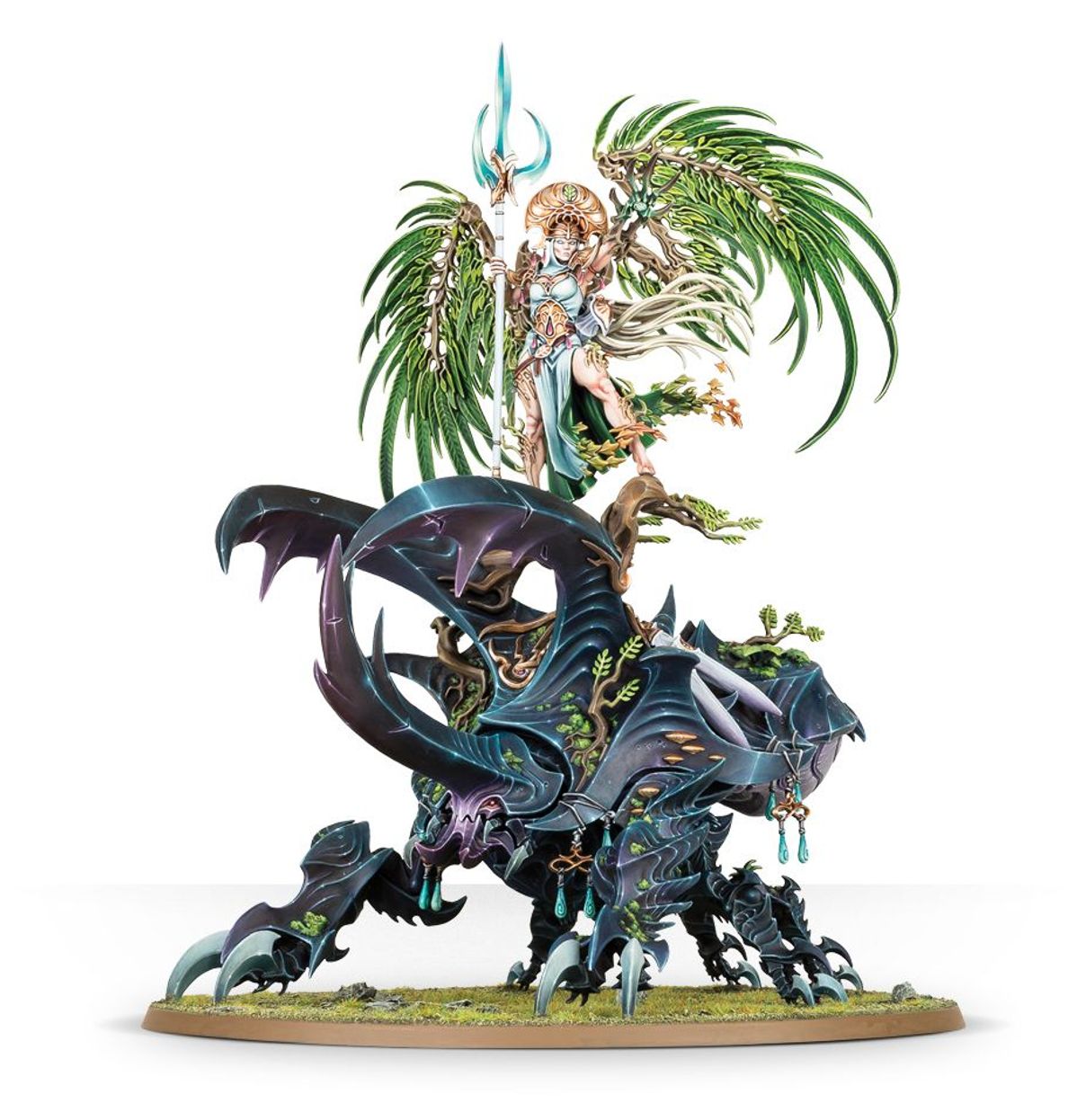 Alarielle the Everqueen Sylvaneth - widok z prawej bogini na wardroth beetle turkusowy trójząb zielone skrzydła liściaste czarny chrząszcz z rogami turkusowe wisiorki owalna podstawka Age of Sigmar