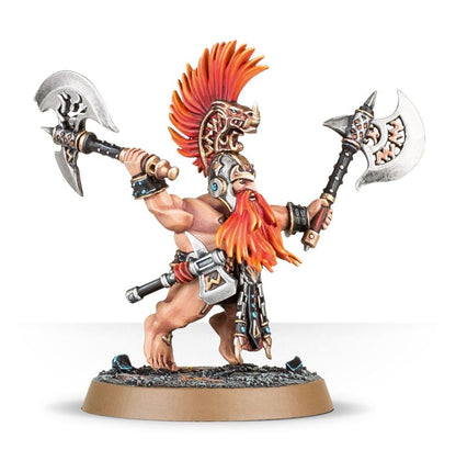 Vulkite Berzerker Karl z dwiema siekierami fyresteel - Fyreslayer z pomarańczowo-czerwoną grzywą i hełmem z czaszką byka, trzyma dwie ozdobne siekiery z niebieskimi runami, dynamiczna poza biegu, ruda broda - Warhammer Age of Sigmar