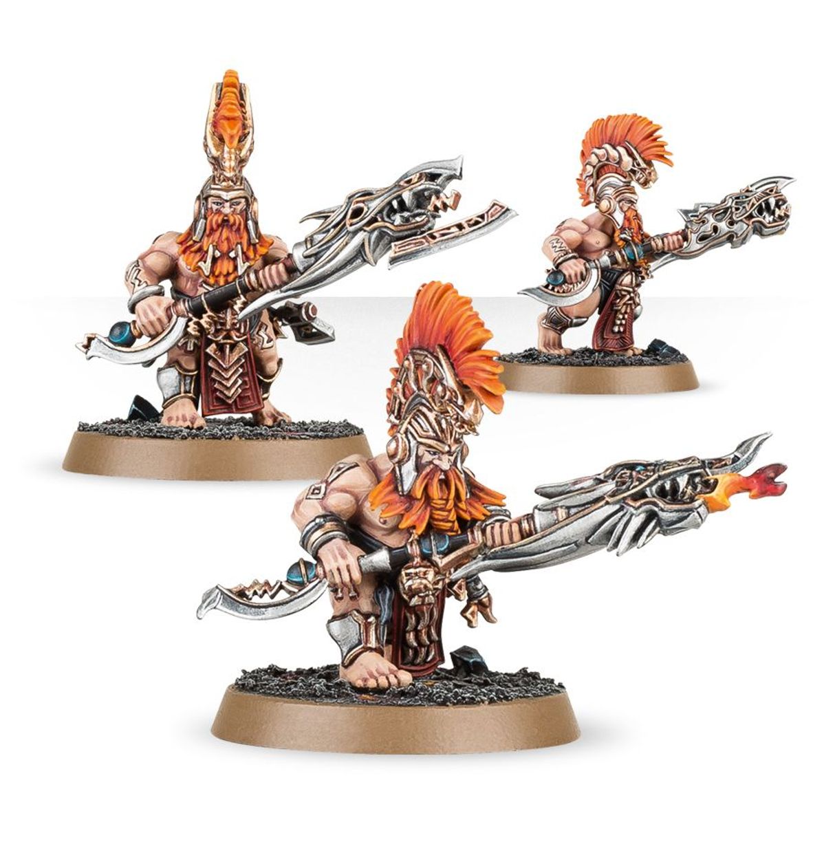 Auric Hearthguard warianty - 3 modele Fyreslayers z magmapikes: Karl w hełmie smoka z rudą brodą (lewy), Fyreslayer z pomarańczowym mohawkiem w przysiadzie z płonącą końcówką (środkowy), Fyreslayer z pomarańczowym mohawkiem w pozie gotowości (prawy) - Warhammer Age of Sigmar