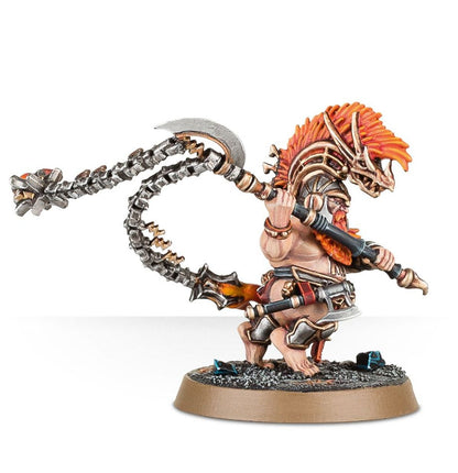 Hearthguard Berzerker z łańcuchem - Fyreslayer w hełmie smoka z pomarańczowym mohawkiem, obraca flamestrike poleaxe z masywnym metalowym łańcuchem tworzącym pętlę, dynamiczna poza obrotu - Warhammer Age of Sigmar