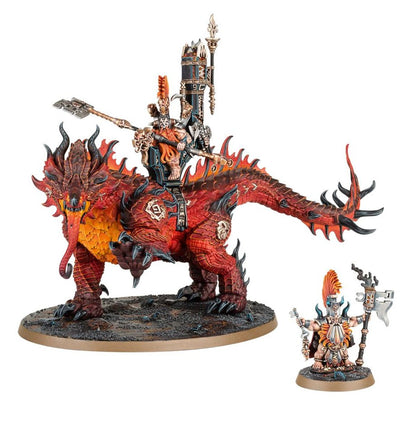 Auric Runefather on Magmadroth Fyreslayers - widok z prawej czerwony magmadroth z płomieniami rudy jeździec srebrna zbroja latchkey grandaxe czarny cylinder-siodło + Auric Runesmiter pieszy srebrna zbroja owalna podstawka Age of Sigmar