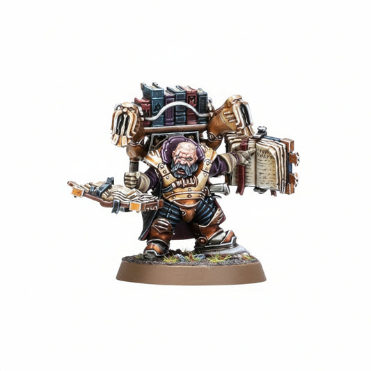 Codewright Kharadron Overlords - widok z przodu: łysy krasnolud z siwą brodą w czarno-złotej zbroi z brązowymi spodniami, na plecach masywny mechaniczny aparat ledgerdomain z półką pełną ksiąg w granatowo-złotych okładkach i głośnikiem, w prawej ręce pistolet aethershot z pomarańczowymi kryształami, w lewej ręce otwarta księga z runami, okrągła podstawka z trawą - Warhammer Age of Sigmar