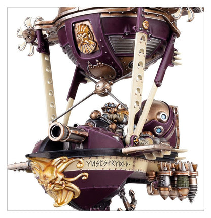 Grundstok Gunhauler Kharadron Overlords - widok z prawej fioletowo-miedziana gondola pilot w hełmie z goglami aethershot carbine bomb rack śmigło boczne owalna podstawka Age of Sigmar