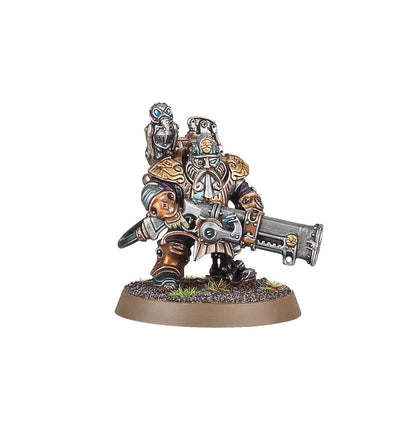 Grundstok Thunderers Gunnery Sergeant wariant - krasnoludzki champion z drillbill na ramieniu i złotymi naramienniki z ornamentami słonia trzymający podwójną lufę aethershot rifle, widok z przodu - Warhammer Age of Sigmar