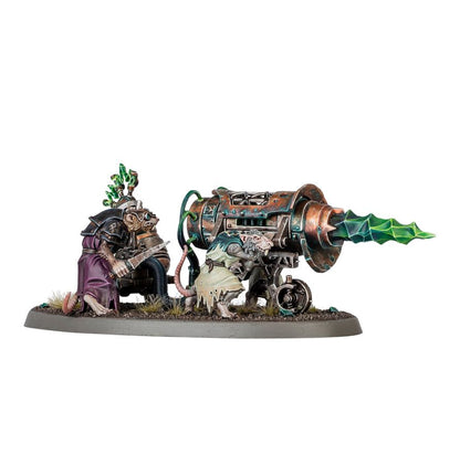 Warp-Grinder - Skaven operator w fioletowej szacie z warpstone na hełmie thrall przy maszynie miedziano-brązowy Warp-Grinder z zielonym wiertłem na kółkach Skaven Age of Sigmar