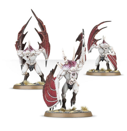 Crypt Flayers - 3 modele Flesh-eater Courts: biało-szare ghule z wielkimi bordowymi skrzydłami-szponami w dynamicznych pozach ataku, czarne kopyta i fioletowe akcenty na grzbiecie - Warhammer Age of Sigmar