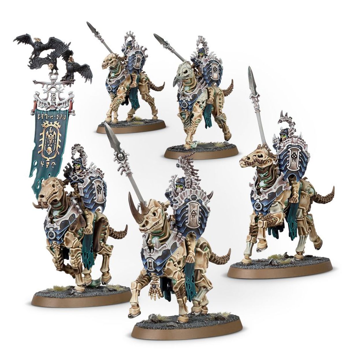 Kavalos Deathriders - 5 szkieletowych jeźdźców Ossiarch Bonereapers na kościanych rumakach z włóczniami i chorągwią z krukiem, w niebiesko-szarej zbroi - Warhammer Age of Sigmar