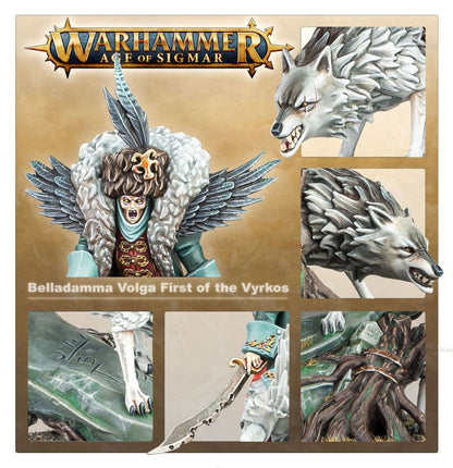 Belladamma Volga First of the Vyrkos - kolaż detali Warhammer Age of Sigmar: główne zdjęcie postaci z logo Warhammer Age of Sigmar i napisem Belladamma Volga First of the Vyrkos (lewy), detal głowy szarego wilka z otwartą paszczą i białymi kłami (górny prawy), detal głowy drugiego szarego wilka z otwartą paszczą (środkowy prawy), detal białej łapy wilka na zielonym kamieniu z runami (dolny lewy), detal zakrzywionego miecza z złotą rękojeścią w dłoni wampirzycy (dolny środkowy), detal korzeni i złotej opaski