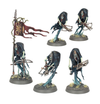Craventhrone Guard - 5 modeli Nighthaunt w czarnych kapturach z kościanymi twarzami, uzbrojeni w soulhunter crossbows, półprzezroczyste niebiesko-szare ektoplazmatyczne ogony zamiast nóg, chorąży z ciemnoczerwoną flagą z złotym symbolem - Warhammer Age of Sigmar