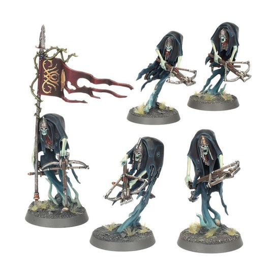 Craventhrone Guard - 5 modeli Nighthaunt w czarnych kapturach z kościanymi twarzami, uzbrojeni w soulhunter crossbows, półprzezroczyste niebiesko-szare ektoplazmatyczne ogony zamiast nóg, chorąży z ciemnoczerwoną flagą z złotym symbolem - Warhammer Age of Sigmar