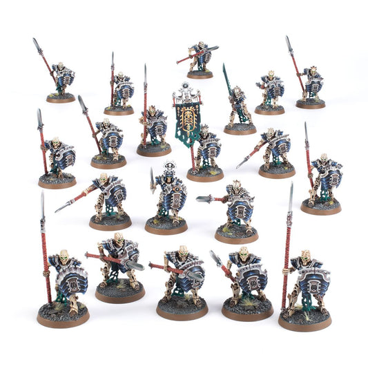Mortek Guard - 20 szkieletowych wojowników Ossiarch Bonereapers w niebiesko-szarej zbroi z włóczniami nadirite i tarczami, chorągiew z symbolem Nagasha pośrodku - Warhammer Age of Sigmar