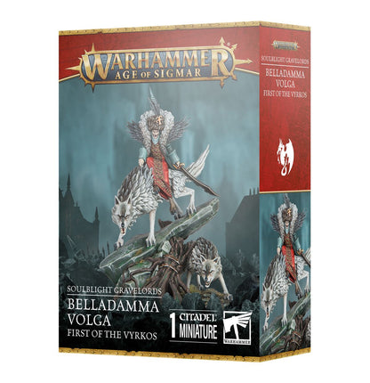 Soulblight Gravelords Belladamma Volga First of the Vyrkos - pudełko zestawu 1 miniatury Warhammer Age of Sigmar z wampirzycą jadącą na szarym wilku z pierzastą grzywą i drugim wilkiem na tle ruin i mgły, czerwono-złota ramka z logo Warhammer Age of Sigmar, napis 1 Citadel Miniature Soulblight Gravelords Belladamma Volga First of the Vyrkos