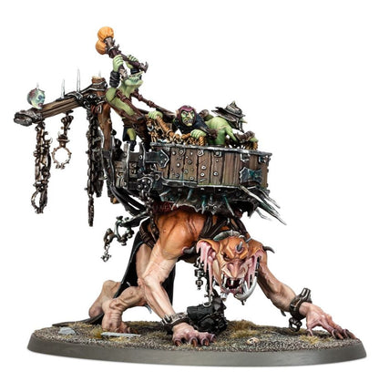Marshcrawla Sloggoth - widok z przodu: różowy sloggoth z drewnianą howdah na grzbiecie, 3 groci Kruleboyz z siatkami i berłami, łańcuchy z czaszką po lewej - Warhammer Age of Sigmar