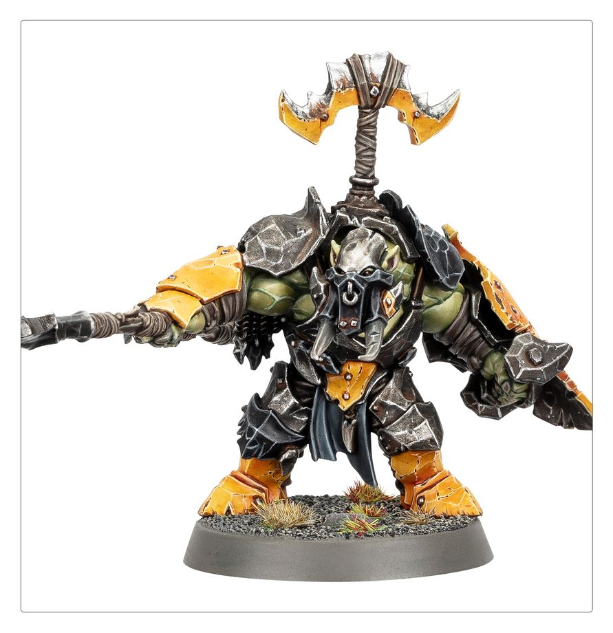 Orruk Ardboy – widok z przodu czarny pancerz z toporem i czaszką Ironjawz Orruk Warclans Warhammer Age of Sigmar
